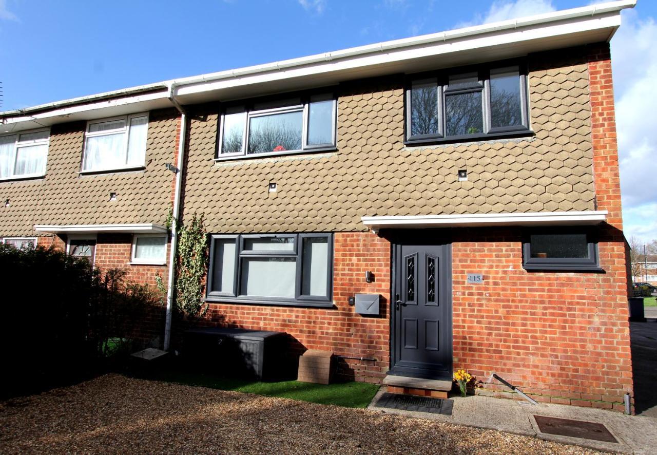 Crown Meadow - 4 Bedroom House - Heathrow - Excellentstays Colnbrook Exteriör bild