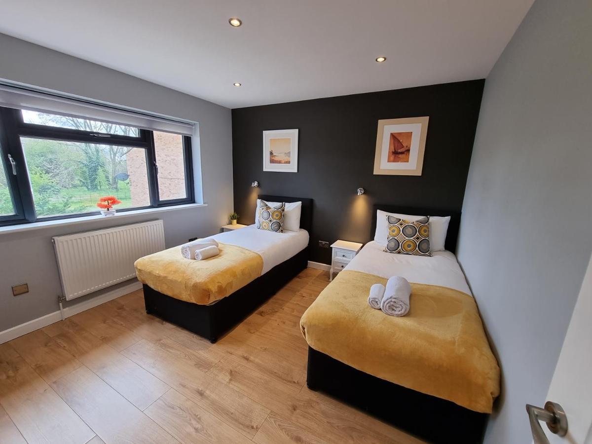 Crown Meadow - 4 Bedroom House - Heathrow - Excellentstays Colnbrook Exteriör bild