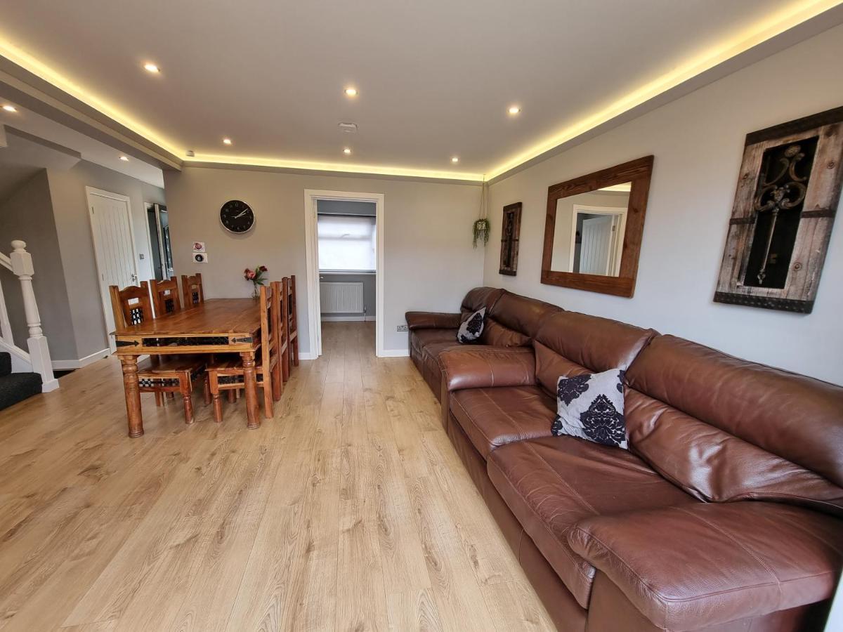 Crown Meadow - 4 Bedroom House - Heathrow - Excellentstays Colnbrook Exteriör bild