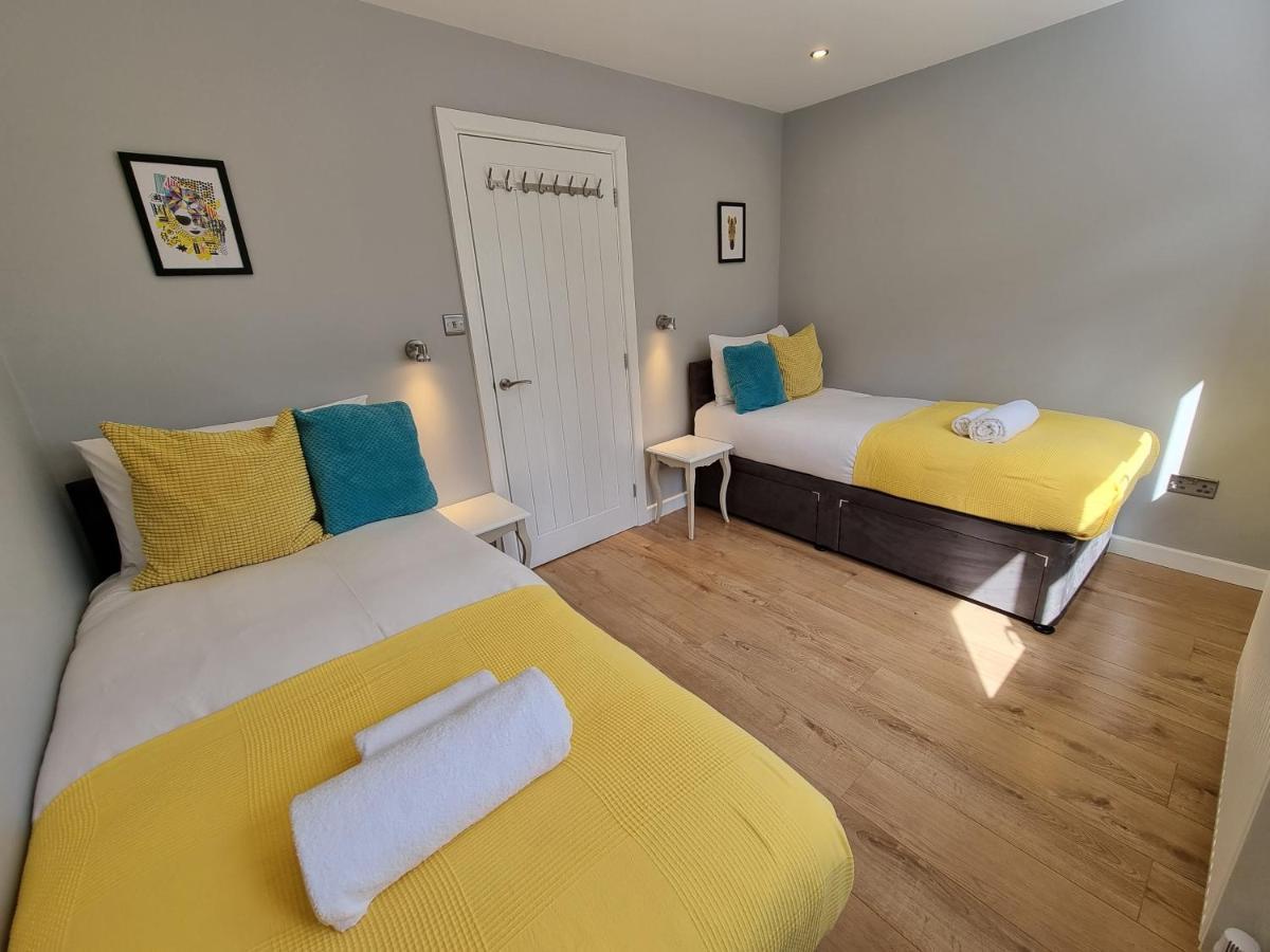 Crown Meadow - 4 Bedroom House - Heathrow - Excellentstays Colnbrook Exteriör bild