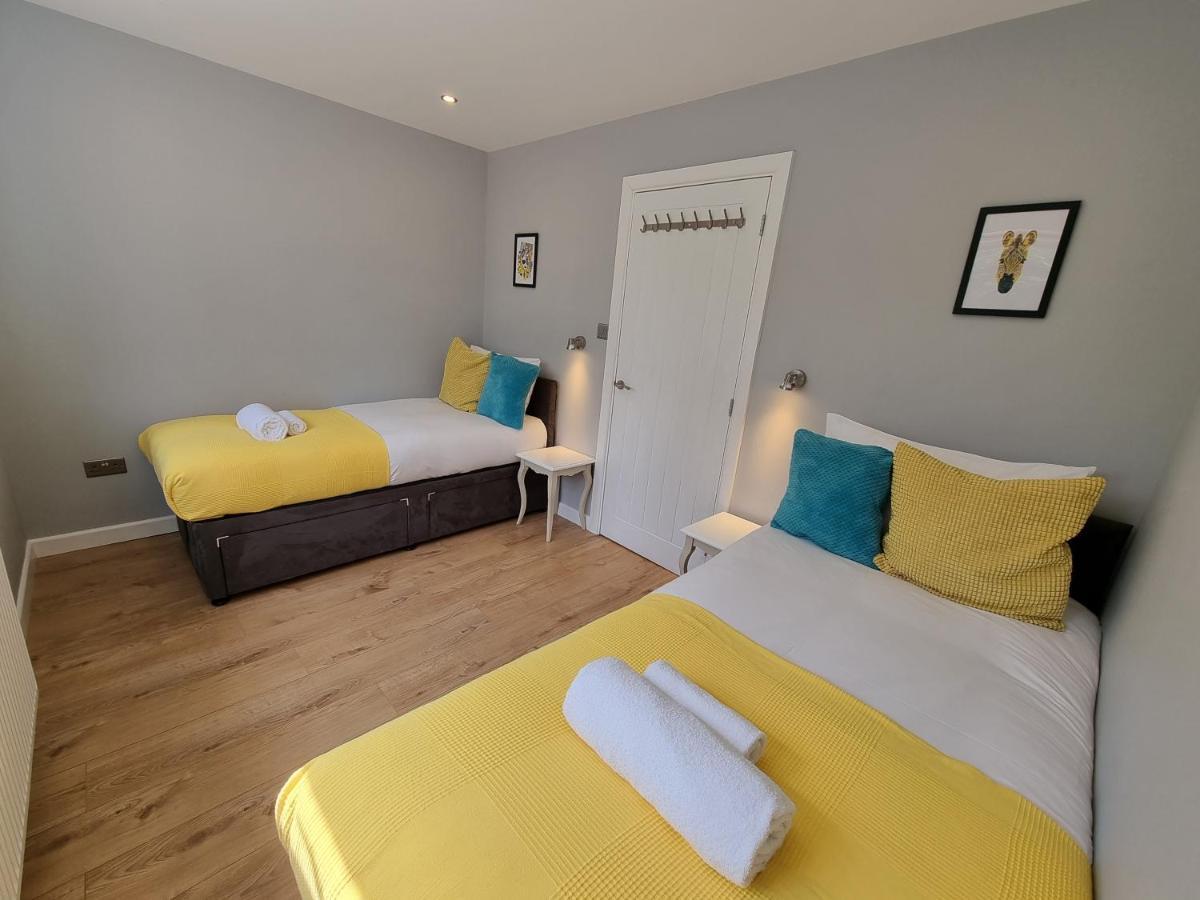Crown Meadow - 4 Bedroom House - Heathrow - Excellentstays Colnbrook Exteriör bild