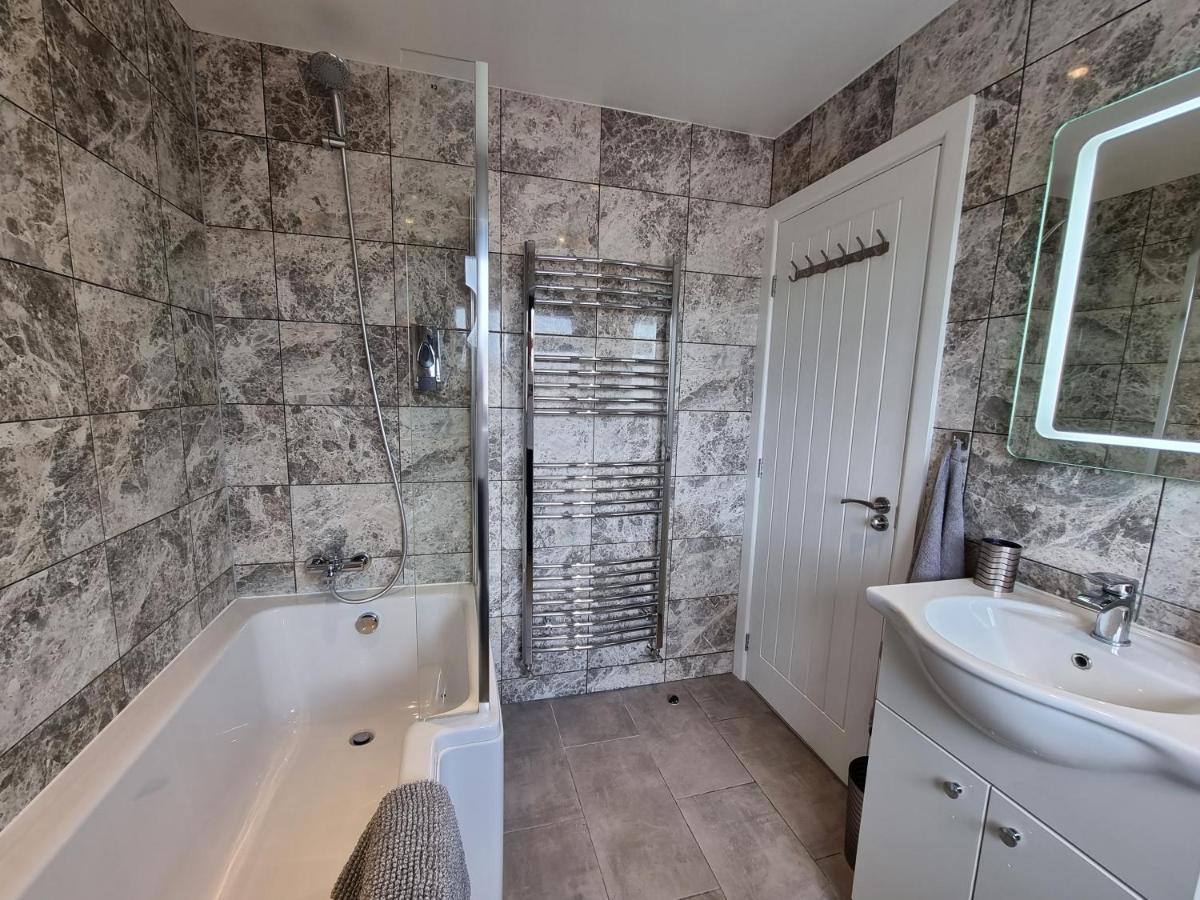 Crown Meadow - 4 Bedroom House - Heathrow - Excellentstays Colnbrook Exteriör bild
