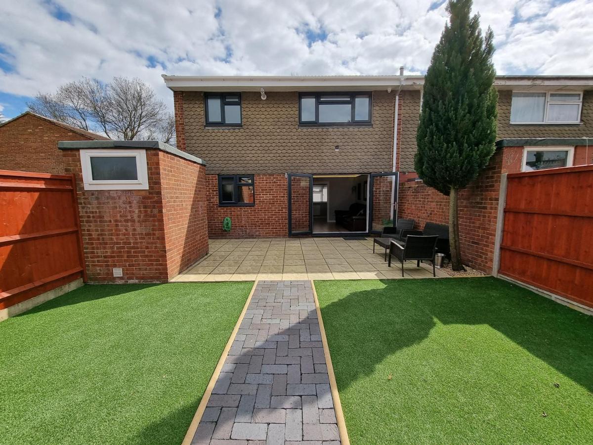 Crown Meadow - 4 Bedroom House - Heathrow - Excellentstays Colnbrook Exteriör bild