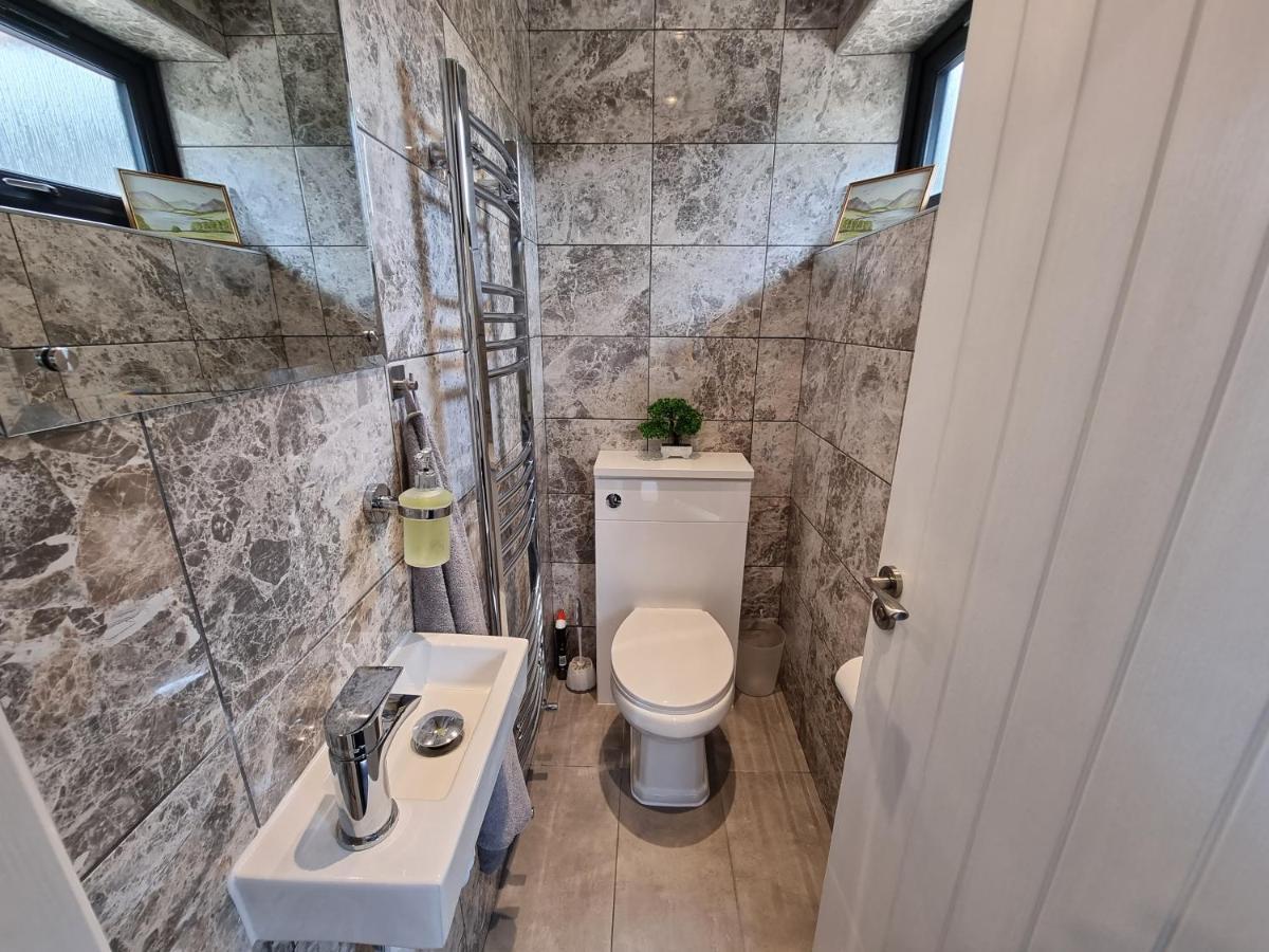 Crown Meadow - 4 Bedroom House - Heathrow - Excellentstays Colnbrook Exteriör bild